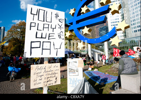 "Vous jouer nous payer', affiche de l'Occuper mouvement Francfort Banque D'Images