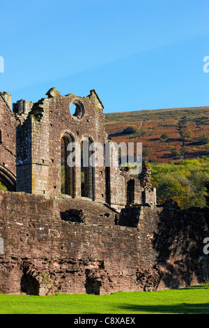 Llanthony Priory, les ruines d'un prieuré augustinien situé dans la vallée de Ewyas à distance dans les Montagnes Noires du Pays de Galles Banque D'Images