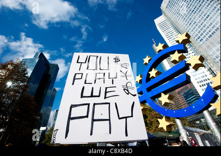 "Vous jouer nous payer', affiche de l'Occuper mouvement Francfort Banque D'Images