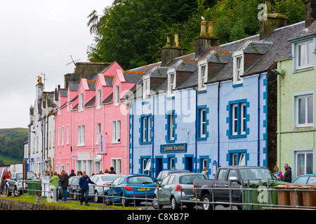 Bâtiments colorés à Portree la ville principale de l'île de Skye;Ecosse Banque D'Images