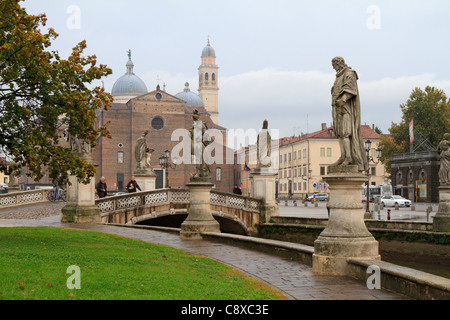 La Basilique de Saint Giustina et statues le long du canal dans la Piazza Prato della Valle, Padoue, Padova, Veneto, Italie, Europe. Banque D'Images