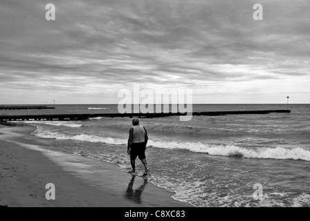 Happy senior couple, faites une promenade sur une belle plage. italyl Banque D'Images