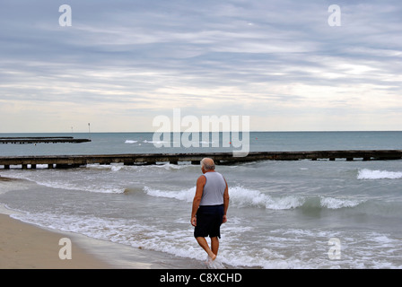 Happy senior couple, faites une promenade sur une belle plage. italyl Banque D'Images