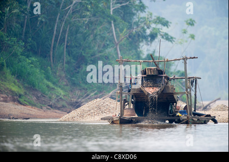 L'exploitation aurifère illégale le long de la rivière Madre de Dios, près de Puerto Maldonado en bassin Amazonien Pérou Banque D'Images