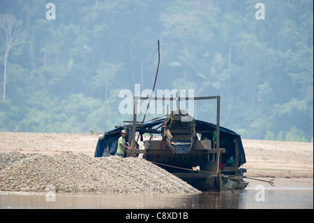 L'exploitation aurifère illégale le long de la rivière Madre de Dios, près de Puerto Maldonado en bassin Amazonien Pérou Banque D'Images