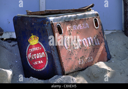 Un frigo à bière rouillée. La Hollande. Banque D'Images