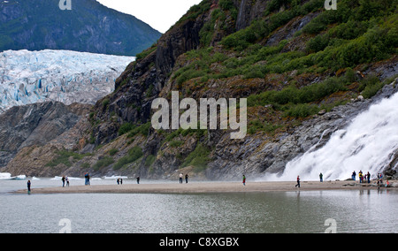 Mendenhall Glacier et Nugget Falls. Juneau. De l'Alaska. USA Banque D'Images