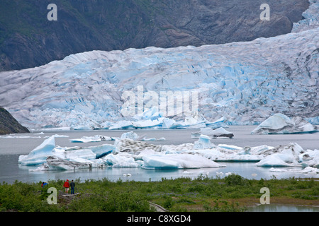 Les touristes qui envisagent le Mendenhall glacier. Juneau. De l'Alaska. USA Banque D'Images