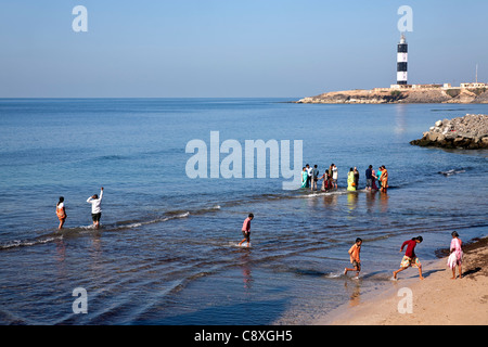 Les Indiens se détendre au bord de la mer. Dwarka. Le Gujarat. L'Inde Banque D'Images