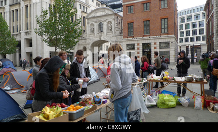 Occuper Londres activistes protestataires mangez à la cuisine de la nourriture St Paul's Cathedral Courtyard Central London UK octobre 2011 KATHY DEWITT Banque D'Images