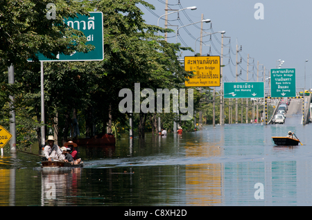 Après une semaine d'inondations, les réfugiés thaïlandais voyage à travers l'inondation sur les bateaux. L'aéroport Don Muang, Bangkok, Thaïlande, le mercredi 2 novembre 2011. La Thaïlande connaît ses pires inondations en plus de 50 ans. crédit : Kraig Lieb Banque D'Images