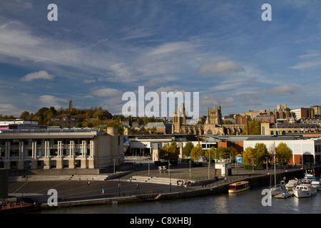 Une vue de la ville de Bristol Harbourside de la recherche à travers de la cathédrale et de l'université, avec la tour Cabot dans le lointain Banque D'Images