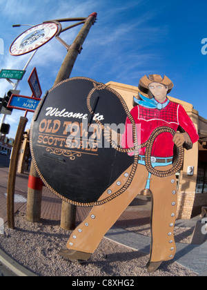 Le cowboy avec lasso accueille les visiteurs à Scottsdale, Arizona Banque D'Images