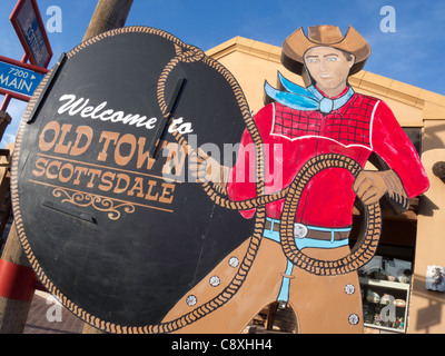 Le cowboy avec lasso accueille les visiteurs à Scottsdale, Arizona Banque D'Images