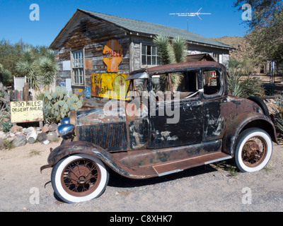 Une voiture rouillée survit à la chaleur du désert à l'extérieur du magasin général sur la Route 66 dans la région de Hackberry, Arizona Banque D'Images