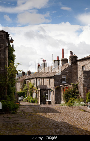 Vue vers le bas de la rue jolie chambre double, Fin, Malham, North Yorkshire, Angleterre. UK Banque D'Images