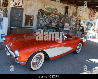 Vintage Corvette au micocoulier magasin général sur la vieille Route 66, micocoulier, Arizona Banque D'Images