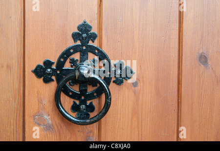 Poignée de porte en fer forgé et knocker sur une porte de l'église dans la région de East Molesey, Surrey, UK Banque D'Images