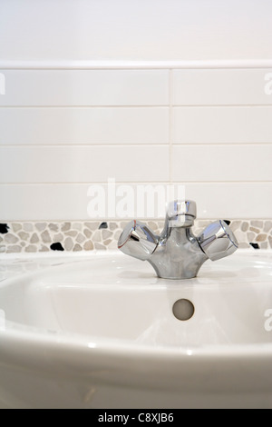 Touchez et lavabo dans salle de bains moderne Banque D'Images