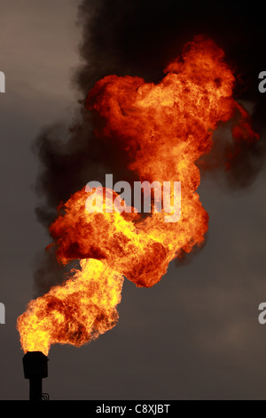 À partir de la flamme associés torchage de gaz dans l'atmosphère Banque D'Images