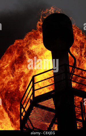 À partir de la flamme associés torchage de gaz dans l'atmosphère Banque D'Images