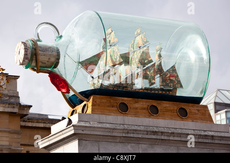 (Yinka Shonibare's) Nelson's ship in a bottle sur le quatrième socle à Trafalgar Square, Londres, Angleterre, RU, FR. Banque D'Images