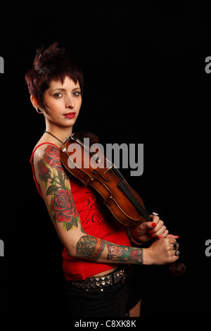 Violoniste femelle avec des tatouages sur son bras Banque D'Images