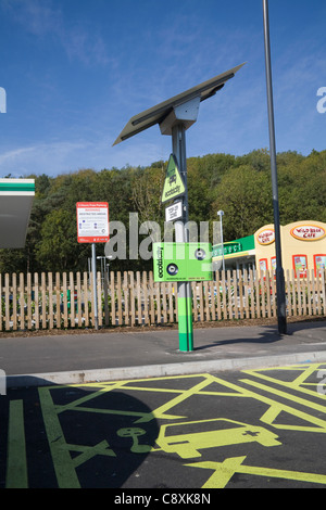 UK Ecotricity voiture électrique point de recharge à Pause Bienvenue station d'autoroute alimenté par panneau solaire Banque D'Images