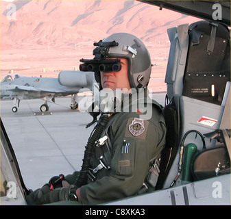 BASE AÉRIENNE DE NELLIS, au Nevada -- UN pilote du 422e Escadron d'essais et d'évaluation teste ici des lunettes panoramiques de vision nocturne sur un THUNDERBOLT II A-10 La première expédition de PNVG a été reçue le 25 avril par des aviateurs d'opérations spéciales pour leur équipage AC-130 et MC-130 combat talon. Les équipages d'avions Thunderbolt II a-10 doivent recevoir les lunettes de protection dans les prochains achats. Banque D'Images