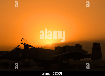 BASE AÉRIENNE DE BAGRAM, Afghanistan – le soleil couchant silhouette un A-10 Thunderbolt II après une mission de combat. Depuis septembre 15, LES A-10 ont effectué plus de 1,700 sorties de combat, totalisant plus de 6,000 heures de combat pour soutenir l'opération Enduring Freedom. L'A-10 a été le premier avion de la Force aérienne spécialement conçu pour soutenir les forces terrestres en plein air. Banque D'Images