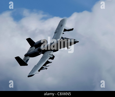 Un THUNDERBOLT II A-10 prépare une course de stratification le 29 mai sur le complexe Pacific Alaska Range en Alaska. Le A-10 est affecté au 355e Escadron de chasseurs de la base aérienne d'Eielson, en Alaska. Le 355e FS est chargé de fournir des A-10 prêts pour la mission ainsi que des capacités de recherche et de sauvetage en Alaska et des sites déployés dans le monde entier. Banque D'Images