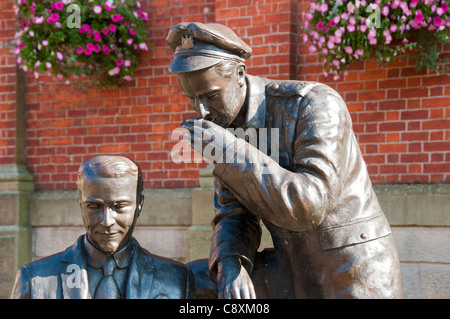 Jack Judge accompagné d'un soldat de la première Guerre mondiale, une sculpture sur la place Lord Pendry, Stalybridge, Tameside, Grand Manchester, Angleterre, Royaume-Uni. Artiste inconnu. Banque D'Images