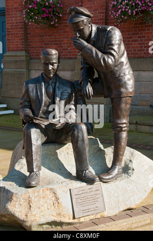 Jack Judge accompagné d'un soldat de la première Guerre mondiale, une sculpture sur la place Lord Pendry, Stalybridge, Tameside, Grand Manchester, Angleterre, Royaume-Uni. Artiste inconnu. Banque D'Images