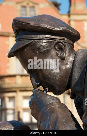 Détail de Jack Judge accompagné d'un soldat de la première Guerre mondiale, une sculpture sur la place Lord Pendry, Stalybridge, Tameside, GTR Manchester, Royaume-Uni. Artiste inconnu. Banque D'Images