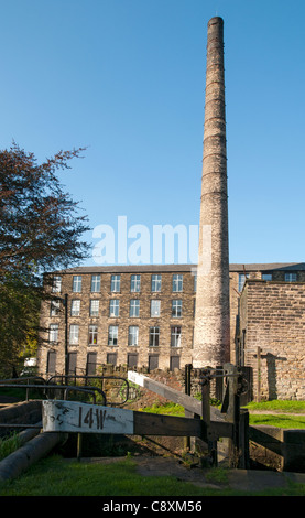 Moulin et cheminée, par l'étroit canal Huddersfield à Mossley, Tameside, Greater Manchester, Angleterre, RU Banque D'Images