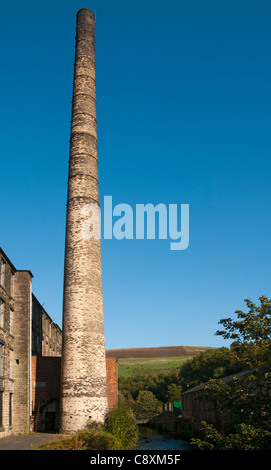 Cheminée de l'usine, par la rivière Tame à Mossley, Tameside, Greater Manchester, Angleterre, RU Banque D'Images