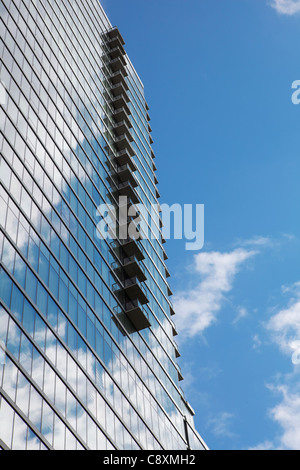 Réflexions d'un ciel partiellement nuageux bleu sur une paroi en verre office building Banque D'Images