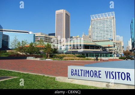 USA Maryland Baltimore Inner Harbor Chesapeake Bay Skyline MD signe aux visiteurs Banque D'Images