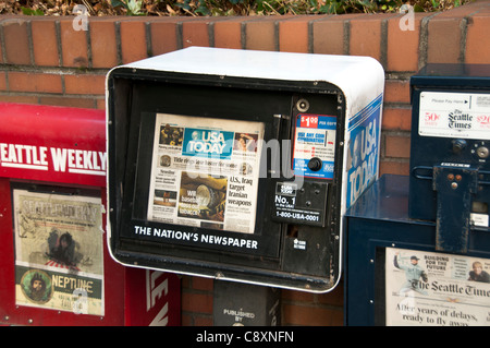 Les Etats-Unis aujourd'hui NEWS DISTRIBUTEURS AUTOMATIQUES DE JOURNAUX RACKS & Ville Ville de Seattle Washington State United States of America USA Banque D'Images