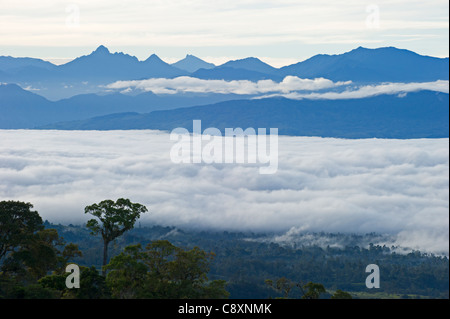Avis de Magic Mountain Lodge dans la vallée couverte de nuages en direction de Mt Hagen dans les hautes terres de l'ouest de la Papouasie-Nouvelle-Guinée Banque D'Images