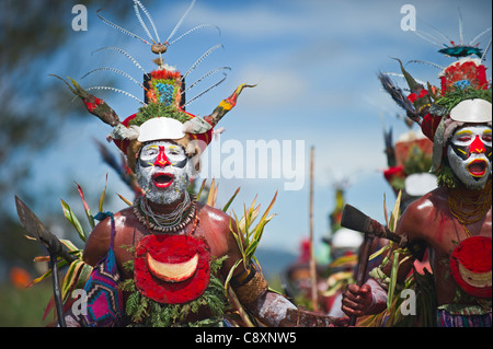 Artistes de Tribal Hagen à chanter-sing - Mt Hagen Show en hautes terres de l'ouest de la Papouasie-Nouvelle-Guinée. Banque D'Images