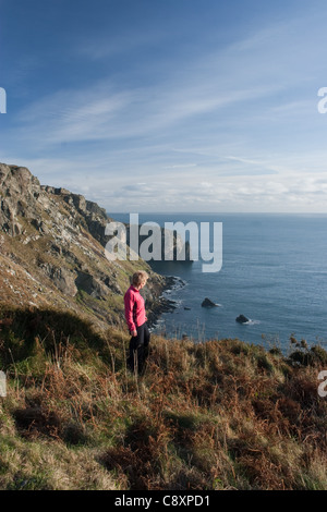 Une femme Walker sur le haut de la tête d'espagnol, donnant sur la baie d'Stacka et pain à l'extrémité sud de l'île de Man Banque D'Images