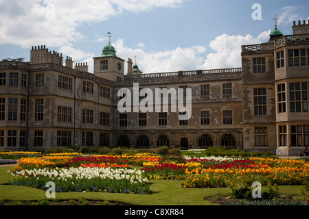 Une vue sur le parterre et à l'arrière de la chambre à Audley End House et jardins en Essex, administré par l'English Heritage Banque D'Images