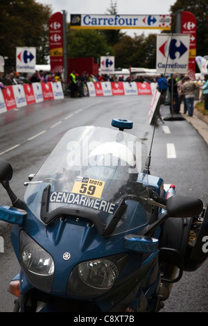 Gendarmerie Police moto sur 'STAGE' 9 Tour de France cycliste 2011 d'Issoire à Saint-flour au Col de Cère . Banque D'Images