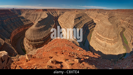 Les méandres de la Rivière San Juan à oreilles Ours National Monument, vu à partir de la vue à Goosenecks State Park, près de Mexican Hat, Utah Banque D'Images