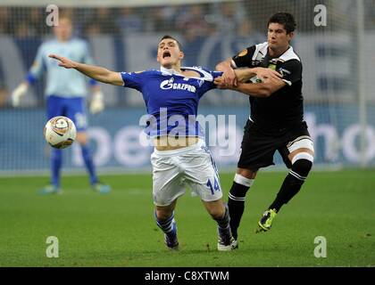 03 11 2011 L'UEFA Europa League phase de groupes FC Schalke 04 contre l'AEK Larnaca Kyriakí. Papadopoulous gauche Schalke 04 reçoit un remorqueur de Miljan Mrdakovic Larnaca Banque D'Images