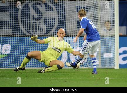 03 11 2011 L'UEFA Europa League phase de groupes FC Schalke 04 contre l'AEK Larnaca Lewis Holtby Schalke 04 ne parvient pas à battre le gardien Marco Fortin Larnaca Banque D'Images