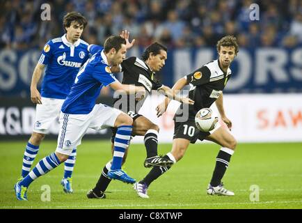 03 11 2011 L'UEFA Europa League phase de groupes FC Schalke 04 contre l'AEK Larnaca lutte pour le ballon avec Jan Moravek Marco Hoeger Hoeger Ge Ruben Gomez Gonzalo Garcia Larnaca Banque D'Images