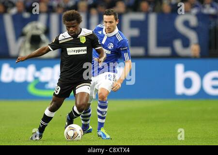 03 11 2011 L'UEFA Europa League phase de groupes FC Schalke 04 contre l'AEK Larnaca dans la Veltins Arena de Gelsenkirchen Sunny Kingsley Larnaca Marco Hoeger gauche droite Schalke Banque D'Images