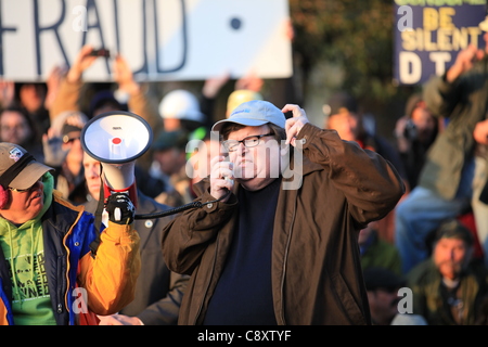 Denver, Colorado - Academy réalisateur primé et l'auteur à succès Michael Moore aborde une foule de manifestants occupent à Denver City Park à Denver le Jeudi, Novembre 03, 2011. Moore est à Denver pour promouvoir son dernier livre intitulé "Here Comes Trouble : Histoires de ma vie". Banque D'Images